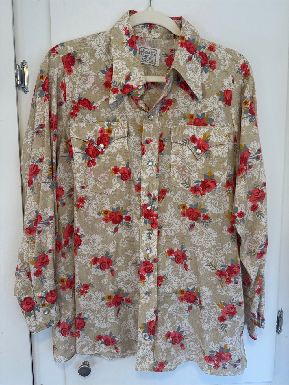 Vintage Floral Western Pearl Button-Up Shirt - Beige with Red Roses